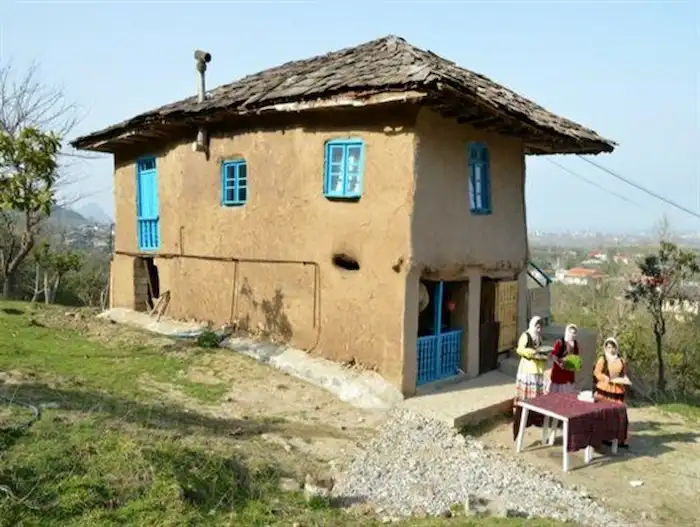 کلبه قدیمی و سفالی در روستا لمراسک 545646856753