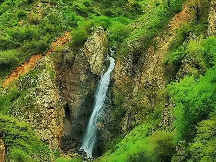 نمایی از ارتفاعات آبشار اکد منطقه اکاپل در دل کوه پوشیده از پوشش گیاهی 456465465