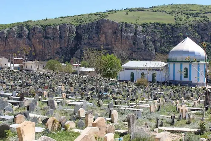 گورستان تاریخی و قبرهای حکاکی شده روستای سفیدچاه 1236123216321