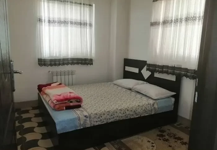 تخت و فضای تمیز داخل اتاق هتل عباس آباد بهشهر 777666555555