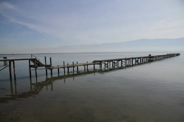 پل چوبی در آب های جزیره آشوراده در مازندران 6758888778