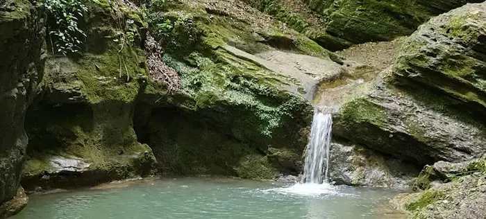 پایین آمدن آب آبشار سنگ نو بهشهر از صخره ها 764576776667