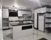 کابینت های سفید و یخچال آشپزخانه آپارتمان در خلیل شهر