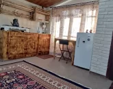 کابینت چوبی و یخچال آشپزخانه خانه روستایی در بهشهر