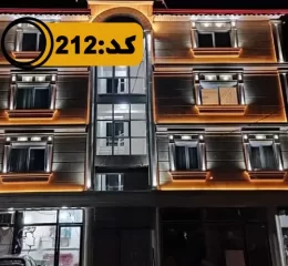 نمای سنگی نورپردازی شده بانور زرد آپارتمان در خلیل شهر