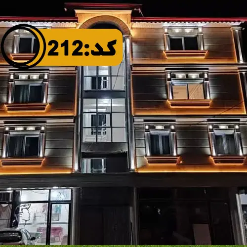 نمای سنگی نورپردازی شده بانور زرد آپارتمان در خلیل شهر