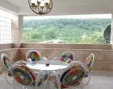 میز باغی و ویو سرسبز تراس ویلا در بهشهر
