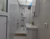توالت ایرانی و سیفون و روشویی سرویس بهداشتی آپارتمان در خلیل آباد