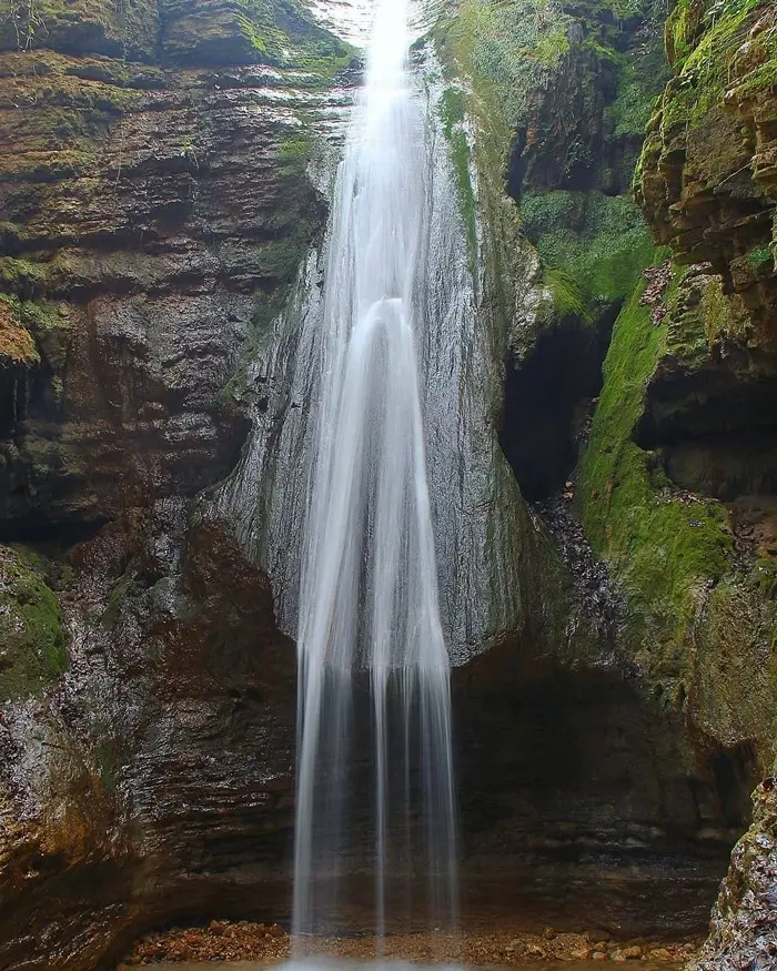 نمایی نزدیک از جریان آبشار سنگ نو 26415486