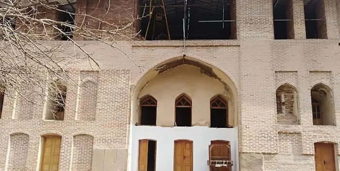 عمارت قدیمی و آجری باغ چشمه در بهشهر 5641684