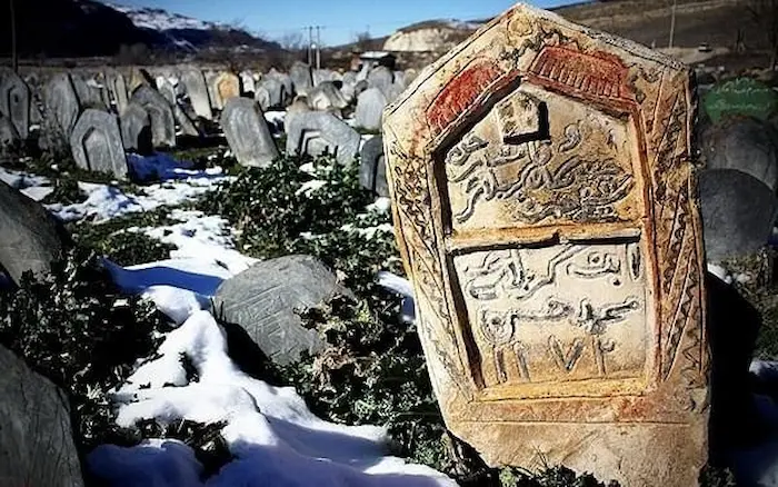 نمایی از نقش ونگار قبرهای سفیدچاه مازندران 5645231945