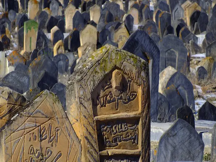 سنگ‌ قبر محرابی در گورستان سفیدچاه بهشهر 2635699784