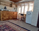 آشپزخانه فرش شده، کابینت های چوبی، یخچال مینی و نورگیر ویلا در بهشهر 415864786
