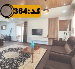 اتاق پذیرایی با مبلمان تیره و فرش شده با سقف چوبی آپارتمان در بهشهر 445589674