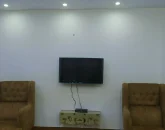 تلوزیون دیواری با مبلمان قهوه ای آپارتمان در بهشهر 46874