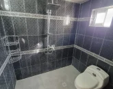 حمام و سرویس بهداشتی فرنگی با کاشی های سفید مشکی آپارتمان در گلوگاه 4464