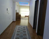 راه رو و درب های چوبی و اتاق پذیرایی آپارتمان در بهشهر 564568