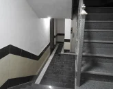 پله های سنگی همکف طوسی تیره آپارتمان در گلوگاه 4867444