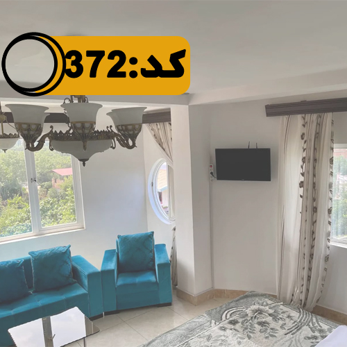 اتاق پذیرایی با تلوزیون دیواری و پنجره های آپارتمان در خلیل شهر 526844