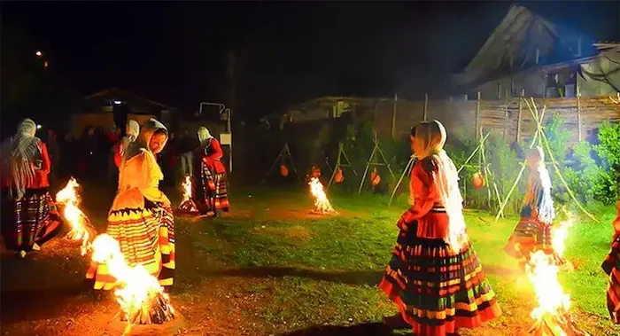 فرهنگ و آداب و رسوم بانوان در حال آتش بازی با لباس های محلی در مازندران 46885