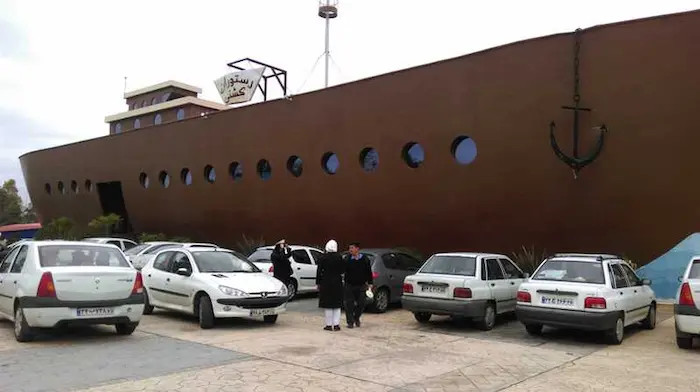 نمای بیرونی کشتی و ماشین های پارک شده در جلوی رستوران کشتی رامسر در مازندران 4864