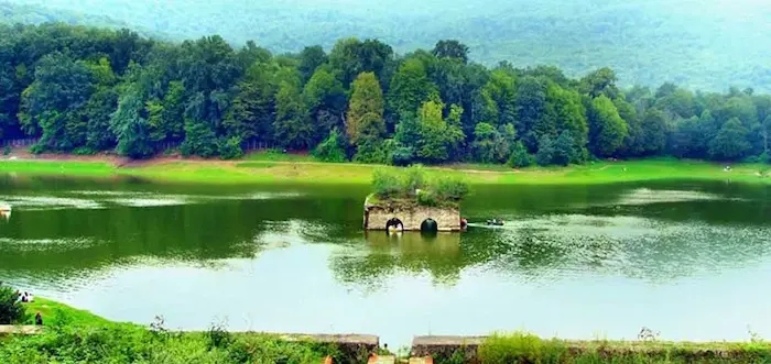 دریاچه ی آرام و زیبای عباس آباد در کنار جنگل های سرسبز در گلوگاه 5145