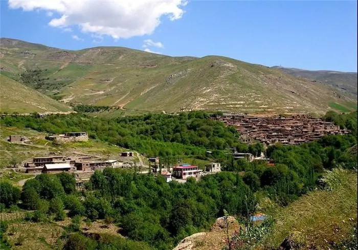 کوه های عظیم و جنگل های سرسبز در کنار خانه های روستایی تیرتاش 56416635