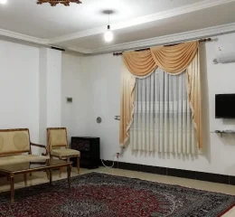 اتاق پذیرایی فرش شده به همراه مبلمان خانه ویلایی در گلوگاه 4857894454