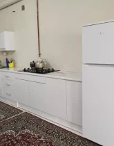 کابینت های سفید و یخچال آشپزخانه آپارتمان در گلوگاه