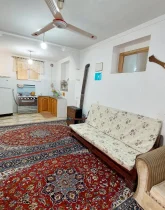 اتاق پذیرایی با کفپوش پارکت و آشپزخانه، یخچال خانه ویلایی در بهشهر 41568418564